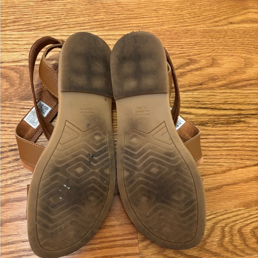 TOMS Tan Leather Sandals - Picture 5 of 8